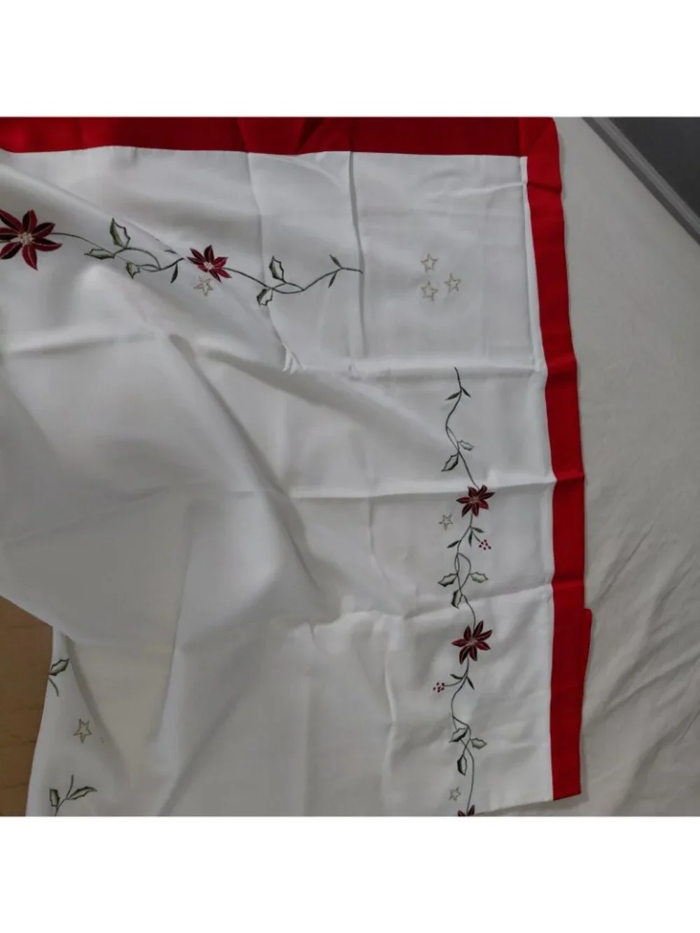 Christmas Tablecloth 85x60 Rectangle White Red Floral Embroidered Poinsetta NEW